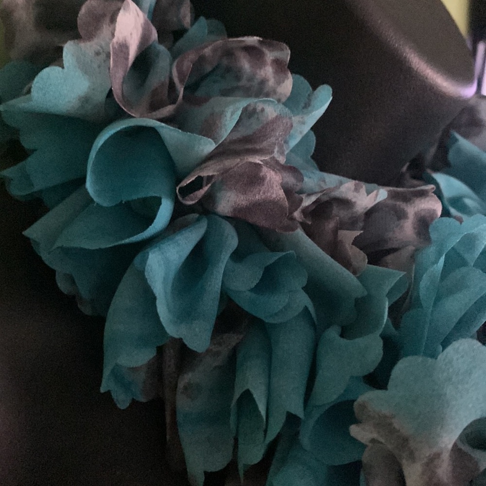 Ruffled scarf - Picture 3 of 6